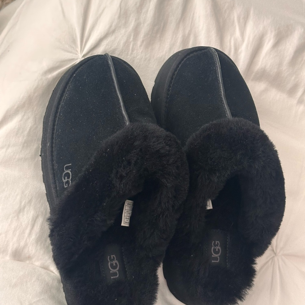 UGG Charcoal Fuzzy Slippers size 9 NEVER WORN